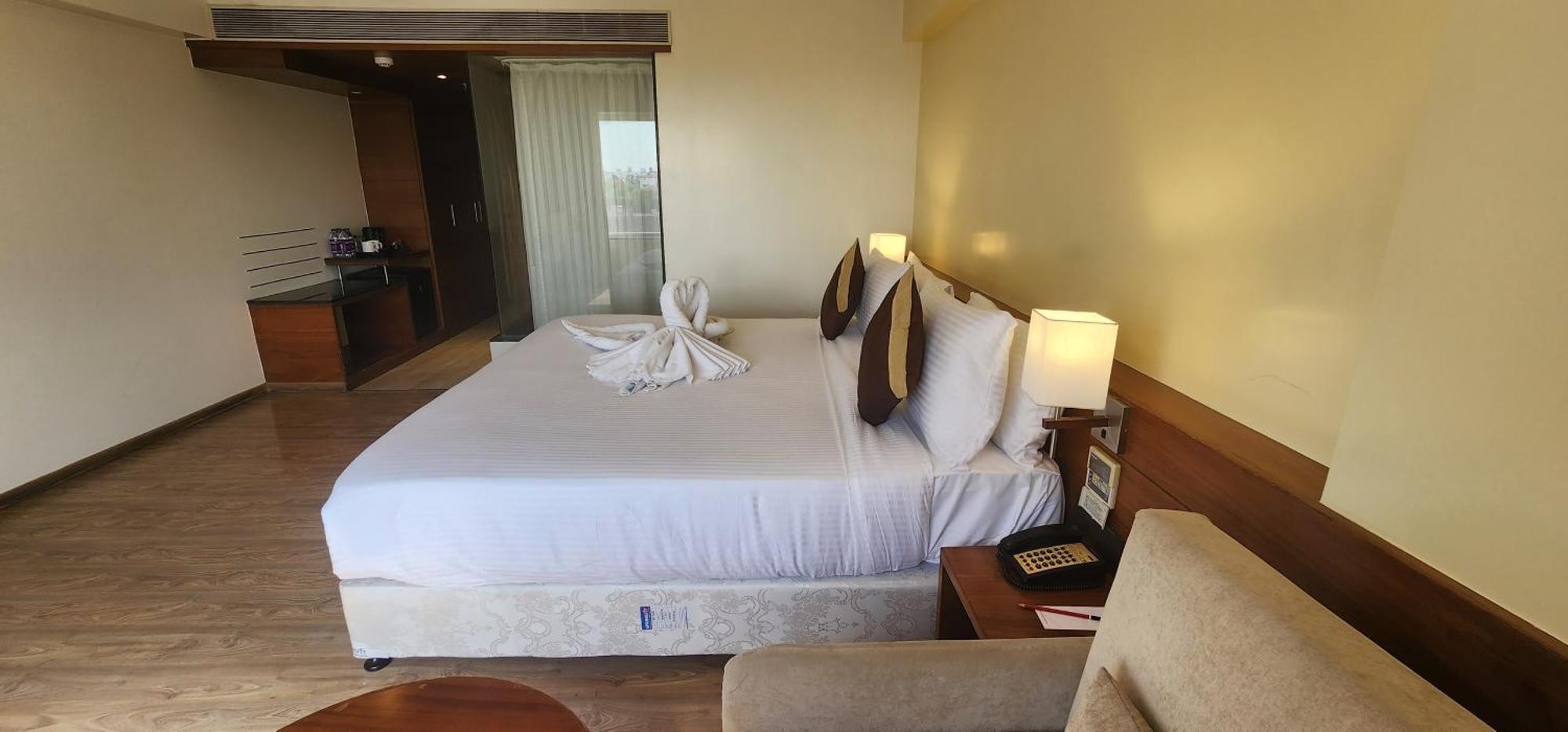 Temple Tree Hotel Shirdi Eksteriør billede
